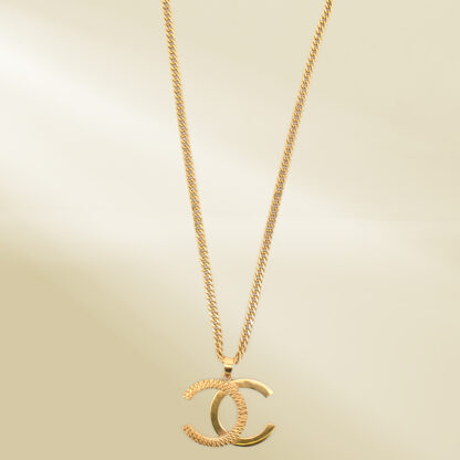 18K Yellow Gold Curb Chain Necklace with Brand-Inspired Pendant