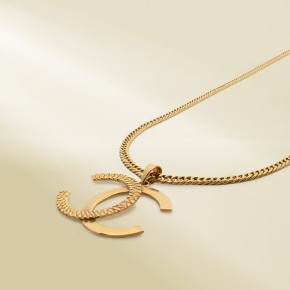 18K Yellow Gold Curb Chain Necklace with Brand-Inspired Pendant - Image 2
