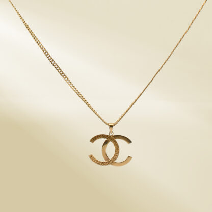 18K Yellow Gold Curb Chain Necklace with Brand-Inspired Pendant - Image 4