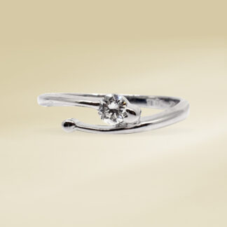 18K White Gold Ladies' Ring with Round Cut, Single Stone Diamonds